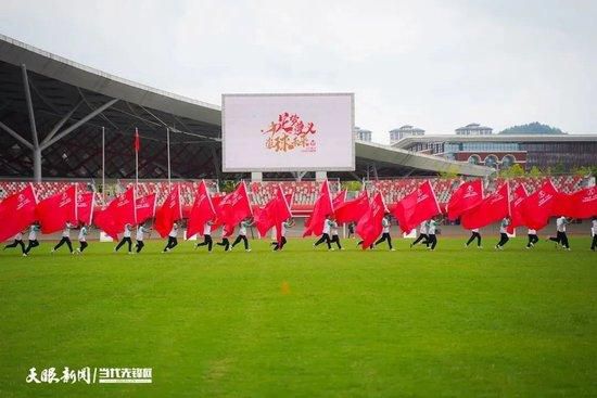 描述在中国时尚圈摸爬滚打了多年、立志建立中国的顶级品牌、把本身打造成顶级时尚人的群体，用代表性的人物和代表性的故事，带给不雅众时尚过程中鲜少被人们存眷的那点事，表示时尚财产的一点缩影。皮尔卡丹时装展现会行将在敦煌叫沙山进行，上百家媒体正在赶往敦煌的路上，皮尔卡丹师长教师本人也已飞抵北京，各项筹办工作有条不紊地进行，只等展现会昌大召开的那一天。但是，天有意外风云，时装展现会艺术总监林晓丹因过度劳顿，外加mm林晓彤率性分开，激发心源性心脏病突发，被工作职员告急送往病院。林晓丹因心源性心脏病突发急救无效灭亡的动静风行一时，从省会特地赶来的李小洋第一时候将林晓丹灭亡的动静发还他所供职的《星闻周刊》杂志，同时也为本身的专访打算画上了句号……